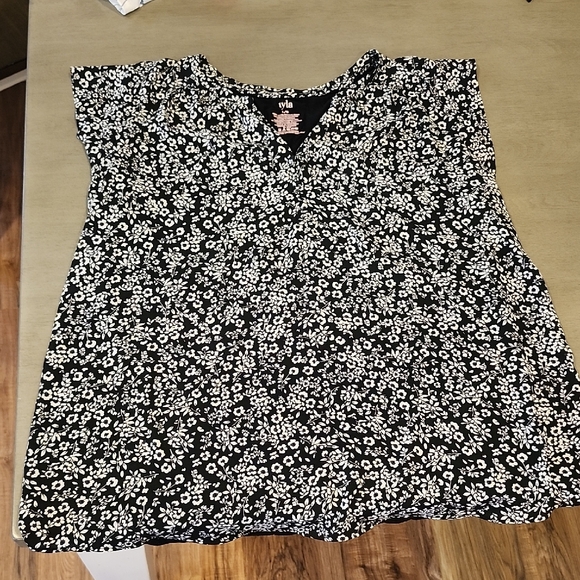 💙NWOT! Iyla Black and White Floral Blouse - Picture 1 of 2